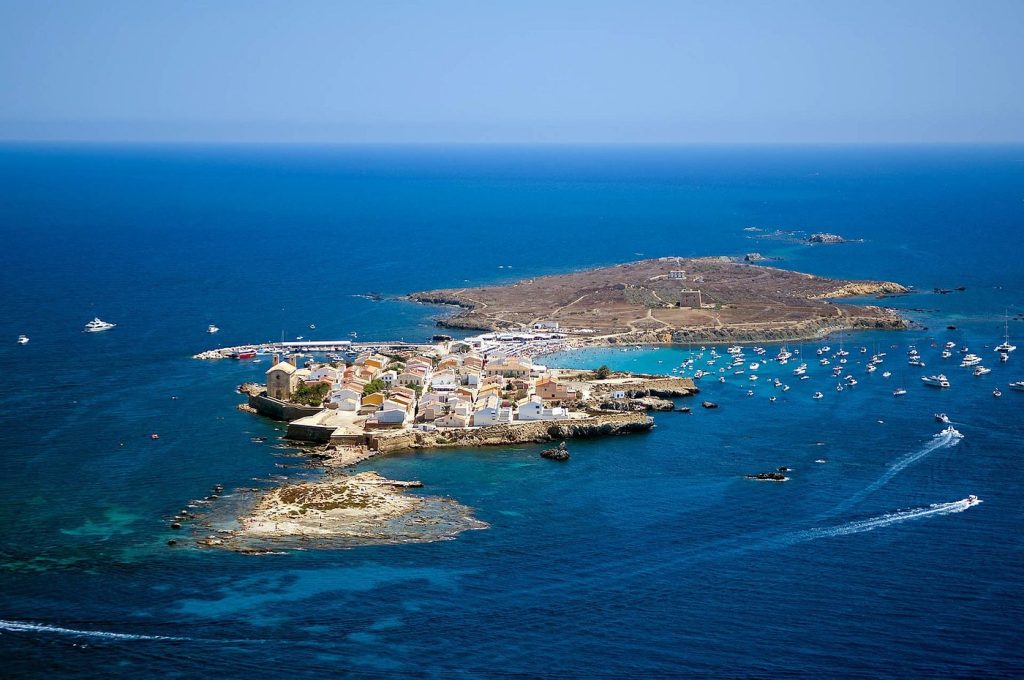 «Δεν αντέχουμε άλλο»: Το μικρό ισπανικό νησί που διεκδικεί αυτονομία λόγω του υπερτουρισμού