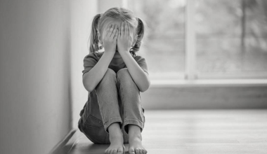 Φρίκη στη Ρωσία: Βασάνισαν και σκότωσαν τη 2χρονη κόρη τους – Καταδικάστηκαν σε 20 χρόνια φυλάκιση