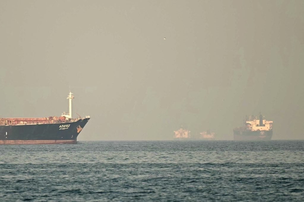 Στη δημοσιότητα πλάνα μέσα από πολιτικό αεροσκάφος πάνω από τα Στενά του Ορμούζ: Δεν κινείται τίποτα!