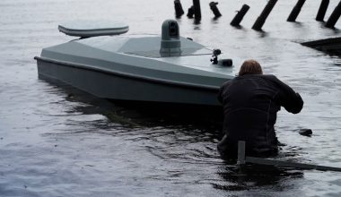 Σκηνές Τομ και Τζέρι στην Μαύρη Θάλασσα: Ρωσικό Lancet κάνει σμπαράλια ουκρανικό USV – Δείτε το βίντεο