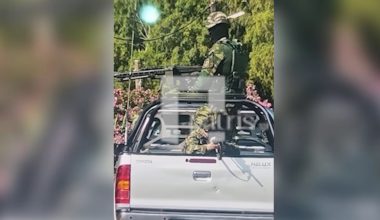 Αυστραλοί τουρίστες τα είδαν όλα: Άνδρες με ρούχα παραλλαγής τους σημάδευαν με όπλα στον ΒΟΑΚ – Δείτε βίντεο
