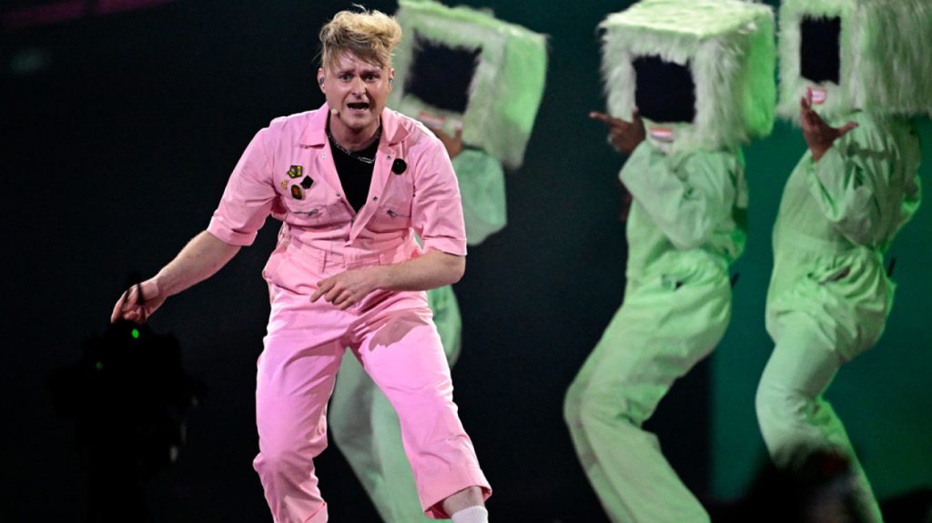 Κωμικοτραγικές εικόνες στη Eurovision: Τα μέλη της αποστολής παράτησαν τον εκπρόσωπο της Βρετανίας (βίντεο)
