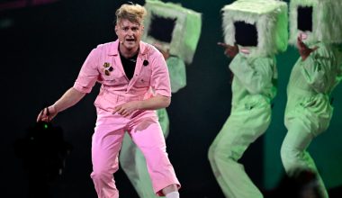 Κωμικοτραγικές εικόνες στη Eurovision: Τα μέλη της αποστολής παράτησαν τον εκπρόσωπο της Βρετανίας (βίντεο)