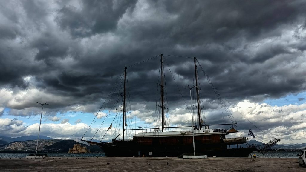 «Φθινοπωρινό» σκηνικό μέχρι τέλη Μαΐου: Επιμένουν οι βροχές και οι χαμηλές θερμοκρασίες