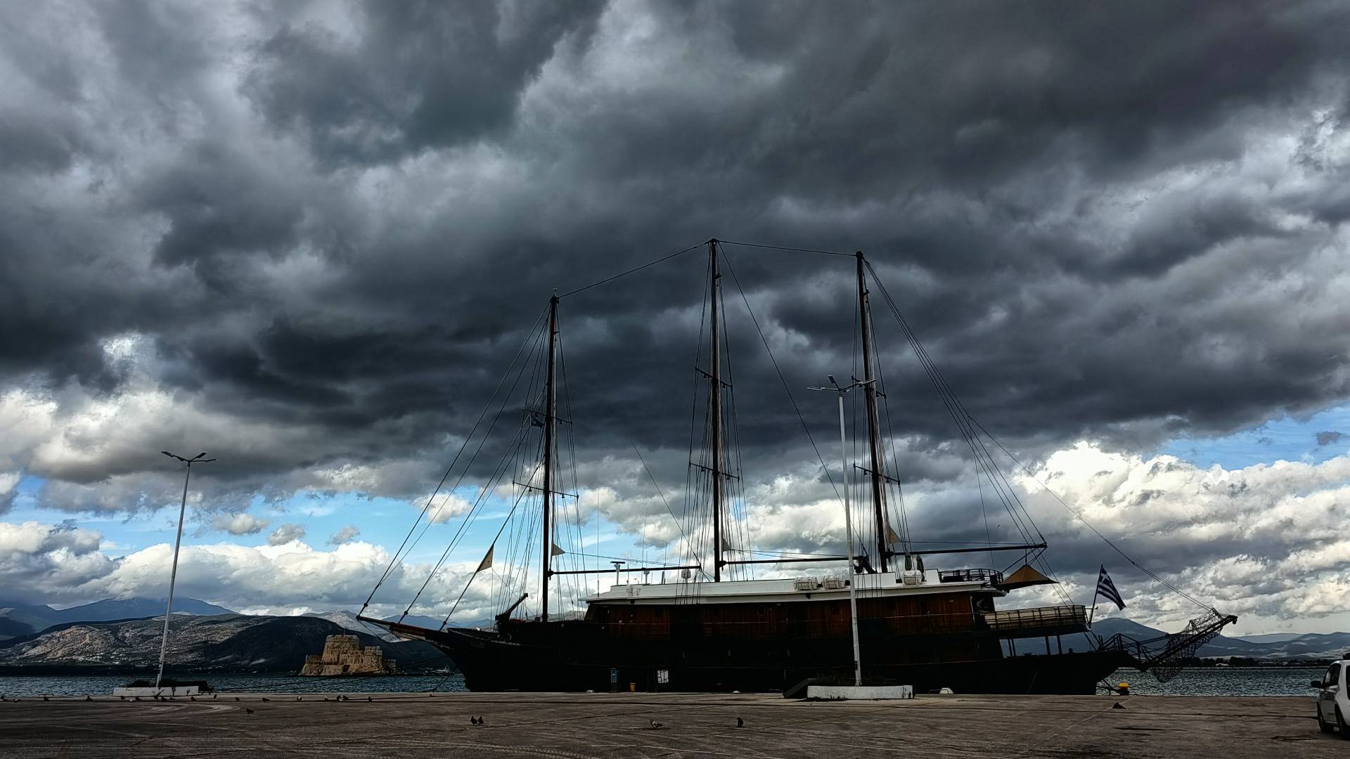«Φθινοπωρινό» σκηνικό μέχρι τέλη Μαΐου: Επιμένουν οι βροχές και οι χαμηλές θερμοκρασίες