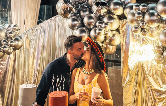 Καυτά φιλιά για Ρία Ελληνίδου και Δ.Αλεξάνδρου: Έκαναν κοινό πάρτι για τα γενέθλιά τους (βίντεο)