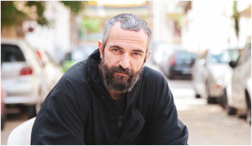 Αγνώριστος ο Α.Σερβετάλης: Η μεταμόρφωσή του για τις ανάγκες του ρόλου του ως «Άγιος Ιωσήφ» (βίντεο)