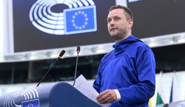 Με απεσταλμένο των ΗΠΑ συναντήθηκε ο πρωθυπουργός της Γροιλανδίας: «Η χώρα δεν είναι προς πώληση»