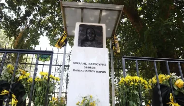 ΑΕΚ: Στο μνημείο του Μιχάλη Κατσούρη το τρόπαιο του 14ου πρωταθλήματος της Ένωσης