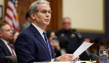 Άνδρες της κινεζικής ασφάλειας μπλόκαραν την είσοδο στον Σ.Μπέσεντ σε συνέδριο γιατί δεν φορούσε το απαραίτητο σήμα