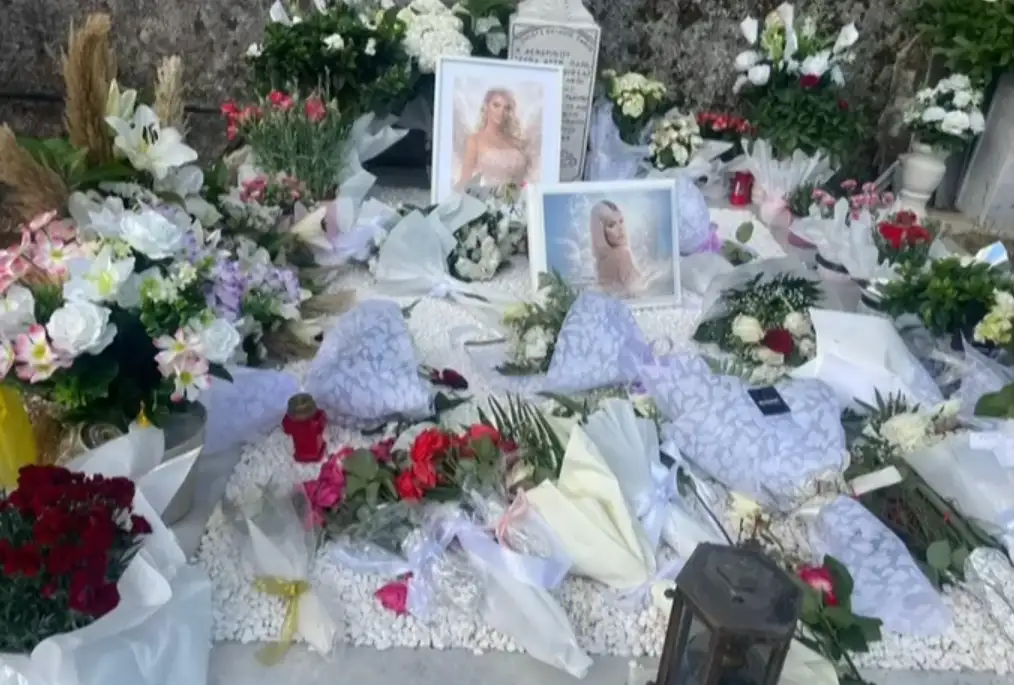 Κεφαλονιά: Θρήνος στο 40ήμερο μνημόσυνο της Μυρτούς – Το μνήμα της στολισμένο με φωτογραφίες της ως «άγγελος»