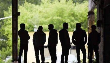 Βίντεο ντοκουμέντο από τη στιγμή που 6 νεαροί βρέχουν με νεροπίστολα και χτυπούν τον 22χρονο στη Θεσσαλονίκη