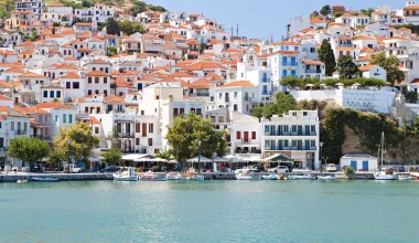 Οι Βρετανοί «λιώνουν» για την Σκόπελο: Εκτενές αφιέρωμα σε γνωστή ιστοσελίδα για το νησί των Σποράδων