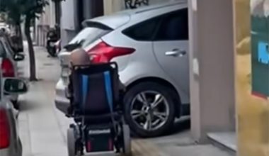 Ιωάννινα: Άνδρας σε αναπηρικό αμαξίδιο δεν μπορούσε να περάσει λόγω οχήματος «εμποδίου» σε πεζοδρόμιο (βίντεο)