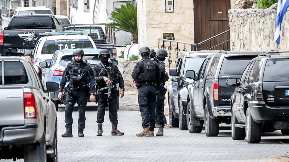 Σπείρα εκβιασμών στην Κρήτη: Έκοψαν με αλυσοπρίονα 134 ελιές αγρότη που αρνήθηκε να παραδώσει το χωράφι του