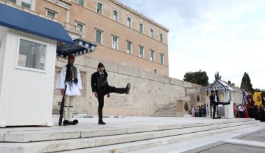 Δείτε φωτογραφίες: Αλλαγή φρουράς για τους Εύζωνες με παραδοσιακές φορεσιές των Ποντίων ανήμερα της Γενοκτονίας