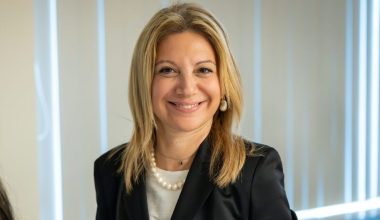 Επιτελείο Μ.Καρυστιανού: «Δεν κάνουμε face control σε όσους φωτογραφίζονται μαζί της»