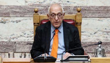 Ν.Κακλαμάνης κατά ΠΑΣΟΚ: «Κοινοβουλευτική εκτροπή η διαρροή διαλόγων της συνεδρίασης για την ΕΥΠ»