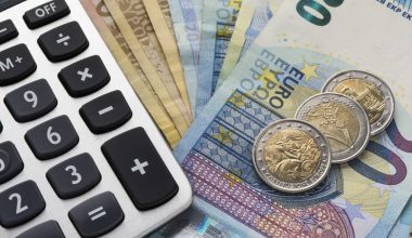 «Τηλεφωνική καταιγίδα» από την ΑΑΔΕ: 55.000 κλήσεις και μαζικές ειδοποιήσεις σε φορολογούμενους με χρέη στην εφορία