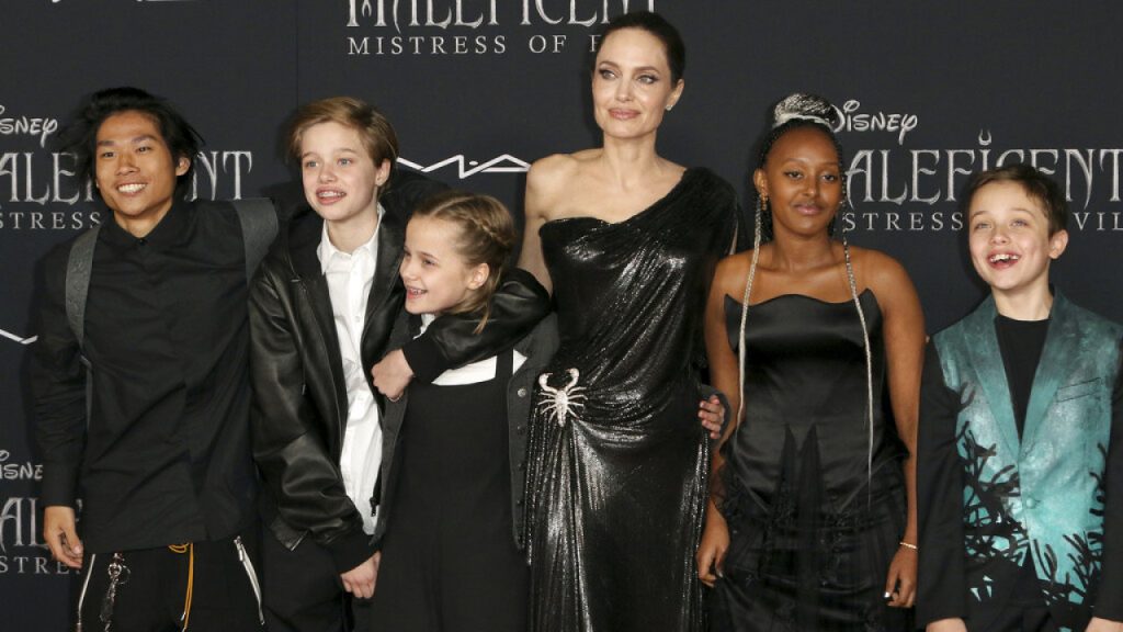Angelina Jolie: Η μεγαλύτερη κόρη της αποφοίτησε από το πανεπιστήμιο – Καμία αναφορά στον πατέρα της Brad Pitt