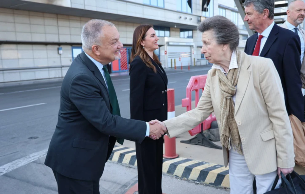Έφτασε στην Ελλάδα η Πριγκίπισσα Άννα – Θα πάει στα Χανιά για τα 85 χρόνια από τη Μάχη της Κρήτης