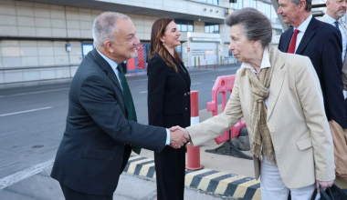 Έφτασε στην Ελλάδα η Πριγκίπισσα Άννα – Θα πάει στα Χανιά για τα 85 χρόνια από τη Μάχη της Κρήτης