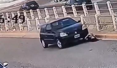 Σοκαριστικό βίντεο: Η στιγμή που αυτοκίνητο τσουλάει και πατάει την οδηγό του – Δεν έπαθε ούτε γρατζουνιά!