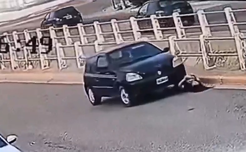 Σοκαριστικό βίντεο: Η στιγμή που αυτοκίνητο τσουλάει και πατάει την οδηγό του – Δεν έπαθε ούτε γρατζουνιά!