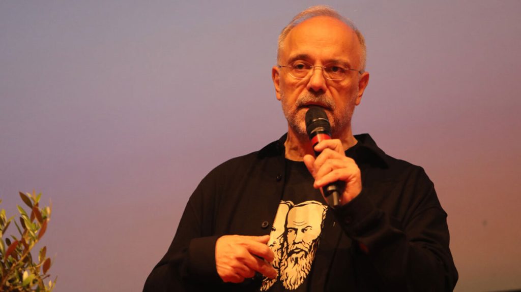 Τι συμβολίζει η μπλούζα του Θ.Αυγερινού με την οποία εμφανίστηκε στην εκδήλωση του Ολύμπιον