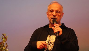 Τι συμβολίζει η μπλούζα του Θ.Αυγερινού με την οποία εμφανίστηκε στην εκδήλωση του Ολύμπιον