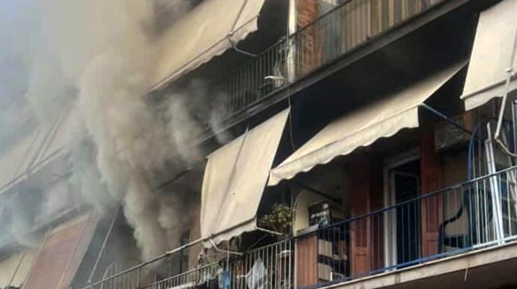 Μεγάλη φωτιά σε διαμέρισμα στη Δραπετσώνα: Ηλικιωμένη ένοικος της πολυκατοικίας αρνούνταν να φύγει!