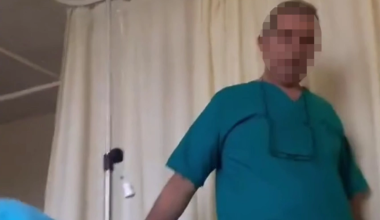 Στον «πάγο» ο γιατρός: Διατάχθηκε ΕΔΕ εις βάρος του – Δείτε ξανά τη στιγμή που ζητά φακελάκι από την ασθενή