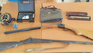 Κερατέα: Νεαρός μόλις 20 χρονών είχε καραμπίνες και φυσίγγια στο σπίτι του (φωτο)