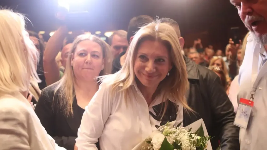 Δείτε φωτογραφία: Η «θερμή» αγκαλιά της Μ.Καρυστιανού με την Μαρία Γρατσία – «Θα προσπαθήσουν να μας διχάσουν»