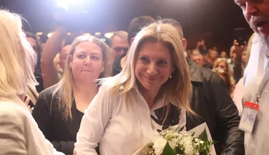 Δείτε φωτογραφία: Η «θερμή» αγκαλιά της Μ.Καρυστιανού με την Μαρία Γρατσία – «Θα προσπαθήσουν να μας διχάσουν»