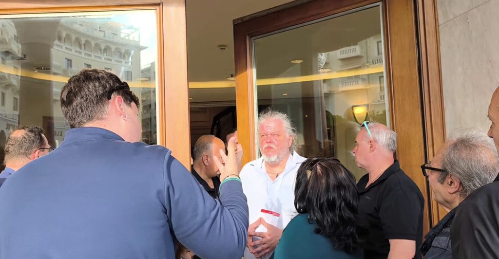 Ένταση στο Ολύμπιον: Δεν επέτρεπαν την είσοδο στους υποστηρικτές της Μ.Καρυστιανού
