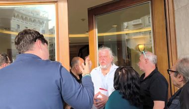 Ένταση στο Ολύμπιον: Δεν επέτρεπαν την είσοδο στους υποστηρικτές της Μ.Καρυστιανού
