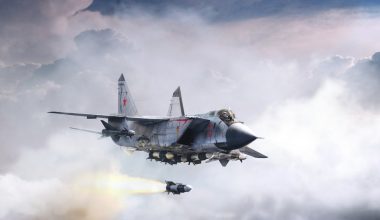 Βίντεο: Απογειώθηκε ρωσικό MiG-31 που φέρει υπερ-υπερηχητικό πύραυλο Kinzhal με πυρηνική κεφαλή!