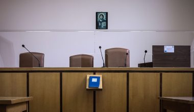 «Ροντέο» το Δικαστικό Μέγαρο στην Άρτα: Χειροπέδες σε 5 άτομα μετά από λεκτικό επεισόδιο με τον εισαγγελέα