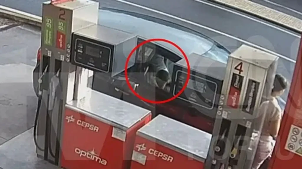 Πορτογαλία: Βίντεο με τα δύο αγοράκια να παίζουν μέσα στο αυτοκίνητο σε βενζινάδικο πριν τα εγκαταλείψει η μαμά τους