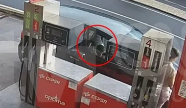 Πορτογαλία: Βίντεο με τα δύο αγοράκια να παίζουν μέσα στο αυτοκίνητο σε βενζινάδικο πριν τα εγκαταλείψει η μαμά τους