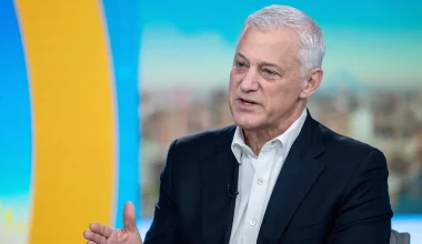 Μπιλ Γουίντερς: Τα «μαζεύει» τώρα ο επικεφαλής της Standard Chartered που είπε ευτελούς αξίας τους ανθρώπους