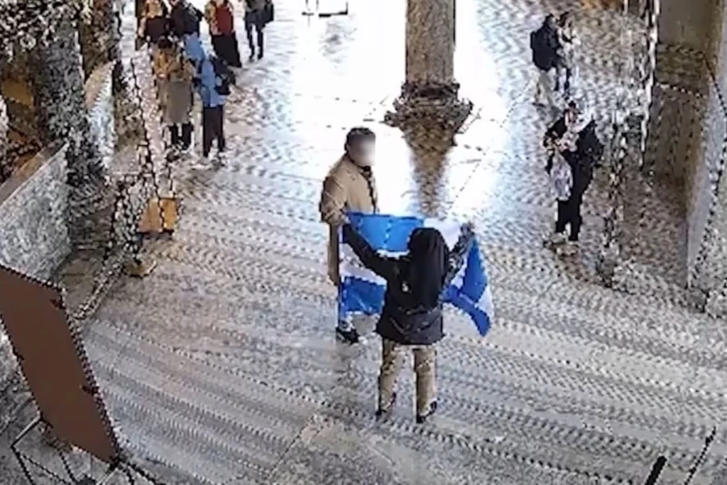 Ανακοινώθηκε η ποινή των δύο Ελλήνων που άνοιξαν τη σημαία «Ορθοδοξία ή Θάνατος» στην Αγιά Σοφιά