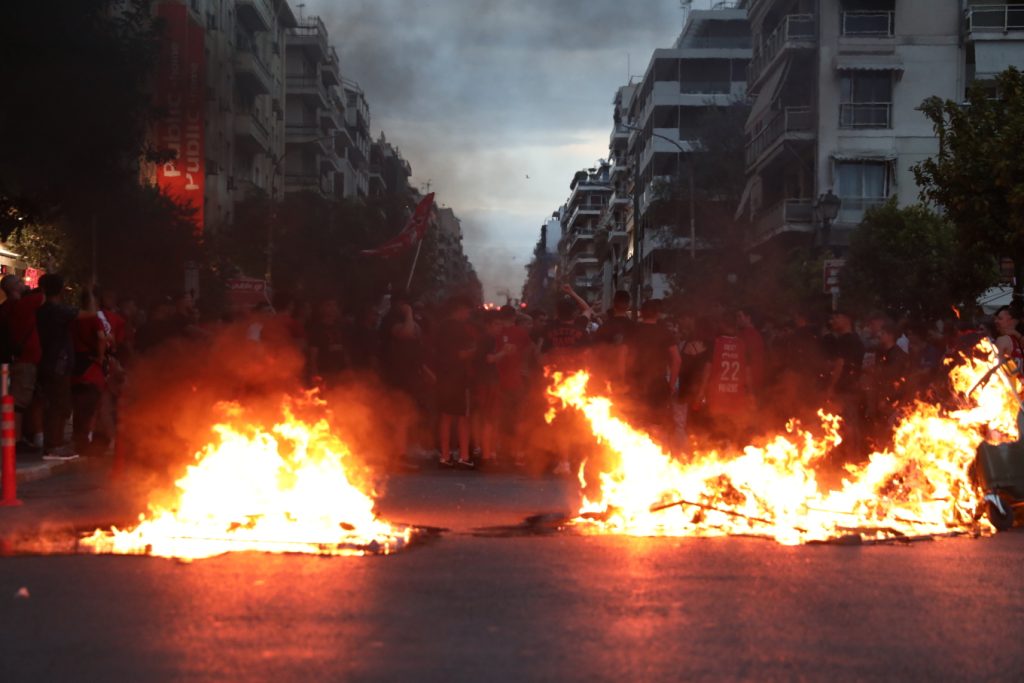 Ερυθρόλευκη «παράνοια» μετά την πρόκριση στον τελικό της Ευρωλίγκας – Δείτε βίντεο και φωτογραφίες