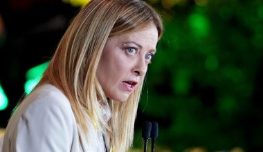 Μπαράζ πιέσεων στην κυβέρνηση Μελόνι: Παρατείνεται η μείωση φόρων στα καύσιμα