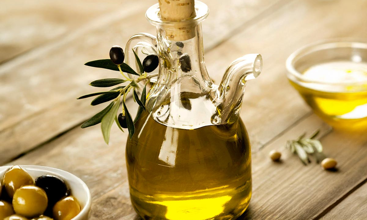 Αυτός είναι ο λόγος για τον οποίο δεν πρέπει ποτέ να αποθηκεύετε το ελαιόλαδο κάτω από τον νεροχύτη