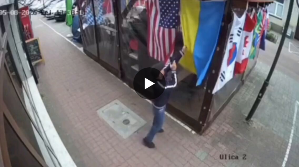 Σάλος στην Πολωνία με πολίτη που κάνει την ουκρανική σημαία… χαλί για να σκουπίσει τα πόδια του – Δείτε βίντεο
