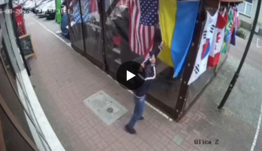 Σάλος στην Πολωνία με πολίτη που κάνει την ουκρανική σημαία… χαλί για να σκουπίσει τα πόδια του – Δείτε βίντεο