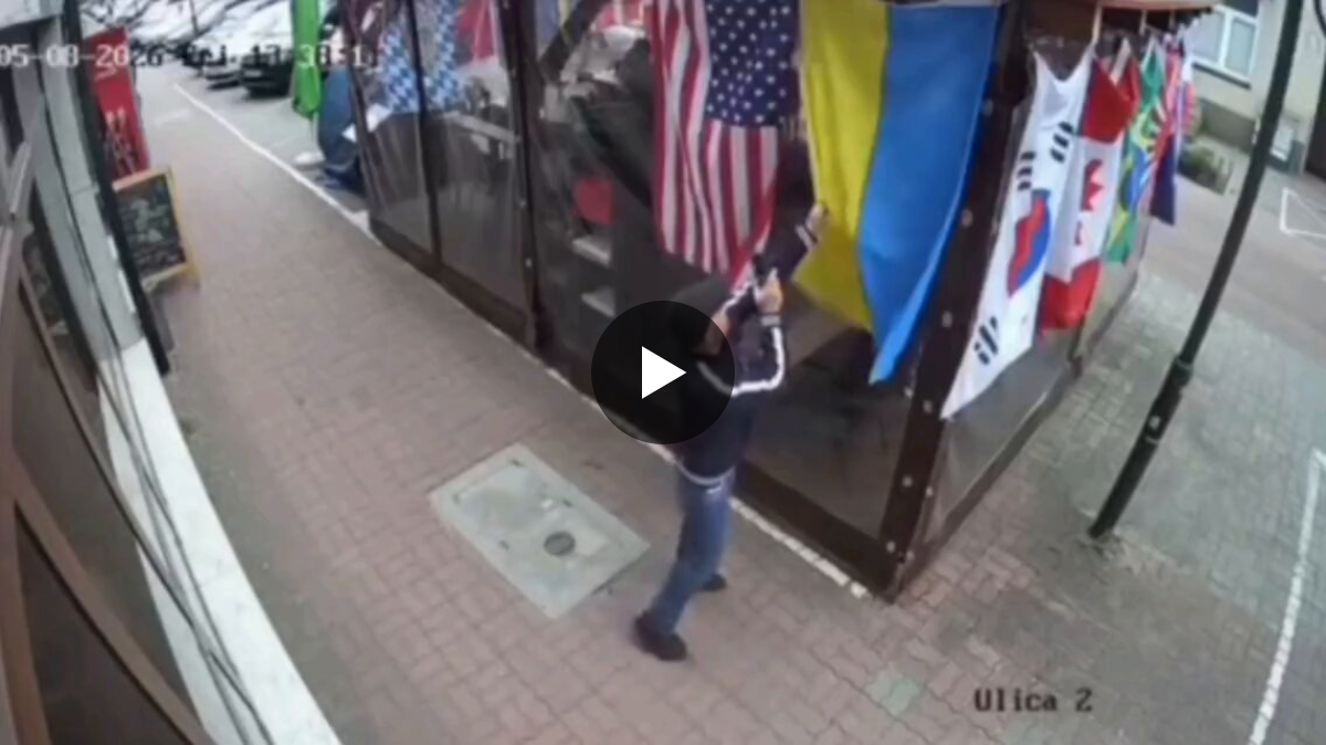 Σάλος στην Πολωνία με πολίτη που κάνει την ουκρανική σημαία… χαλί για να σκουπίσει τα πόδια του – Δείτε βίντεο
