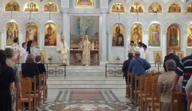 Αλλοδαπός λήστεψε πιστό μέσα σε Ιερό Ναό: Τον έπιασε από  τον λαιμό και του αφαίρεσε τσάντα